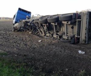 Tir w POLU, bus ZŁAMANY na pół. Wypadek na dk 74, cudem bez poważnych obrażeń! 