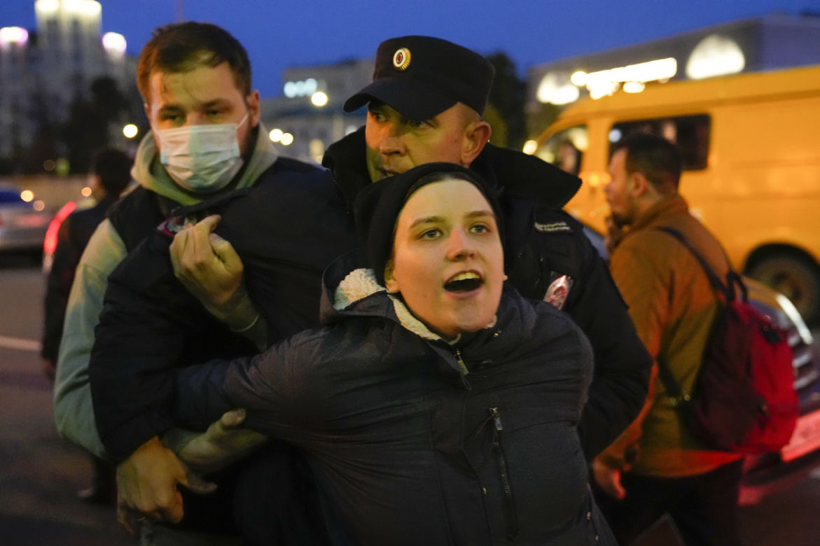 Uliczne protesty w Rosji! Zatrzymanych Putin wysyła na wojnę. Mobilizacja jednak powszechna?