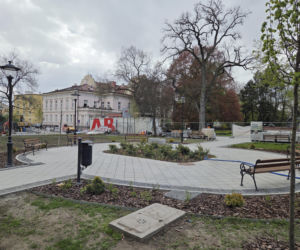 Nowe oblicze placu Wolności. Kwiaciarnie już zamontowane, koniec prac coraz bliżej