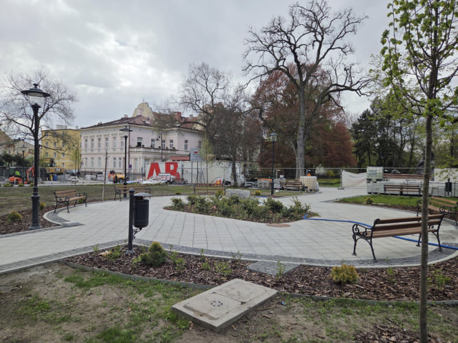 Nowe oblicze placu Wolności. Kwiaciarnie już zamontowane, koniec prac coraz bliżej