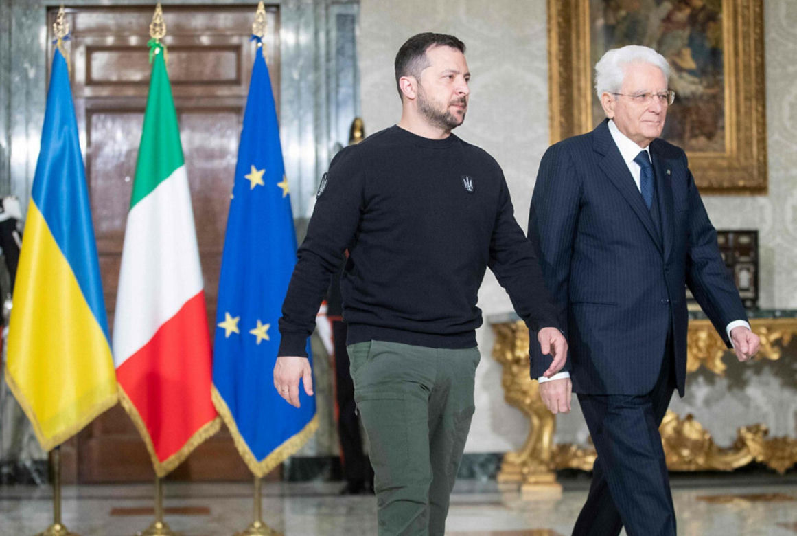 Tak Zełenski prezentuje się na salonach. Wszystkie stroje prezydenta Ukrainy