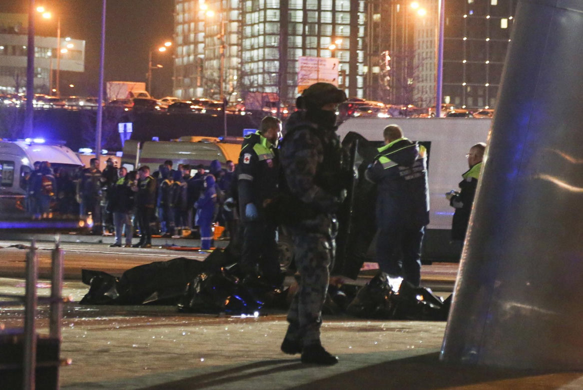 Kilkanaście osób zginęło, kilkadziesiąt rannych w strzelaninie w sali koncertowej pod Moskwą