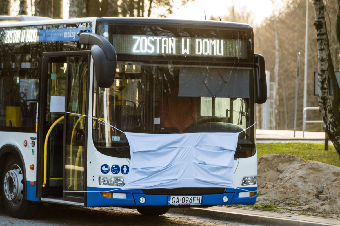 Autobusy w Gdyni, zachęcają do noszenia maseczek