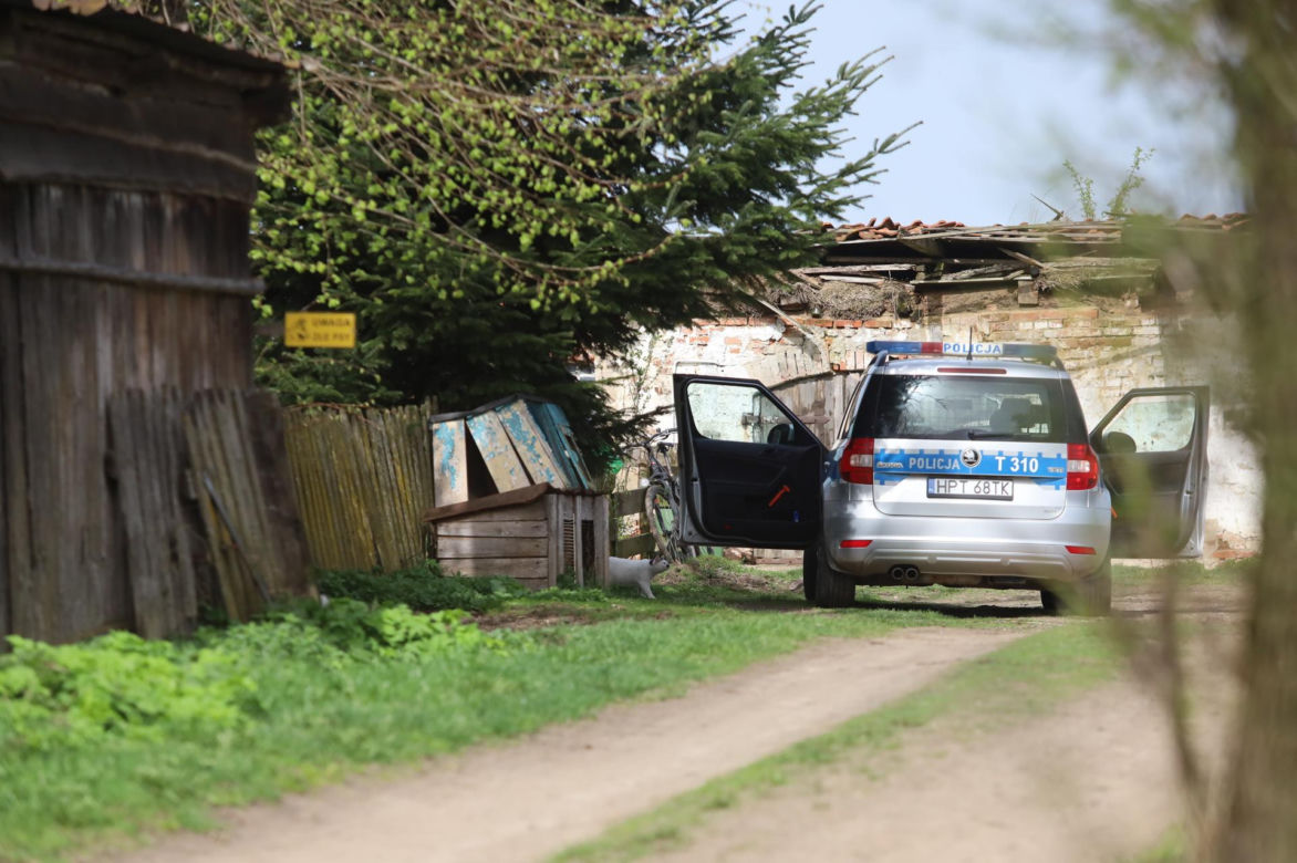 Pies zjadł narzędzie przestępstwa? Policja szuka kości, którą żona zraniła męża
