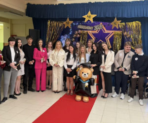 Dzień pełen emocji i wzruszeń. Maturzyści Baczyńskiego w Starachowicach żegnają szkołę