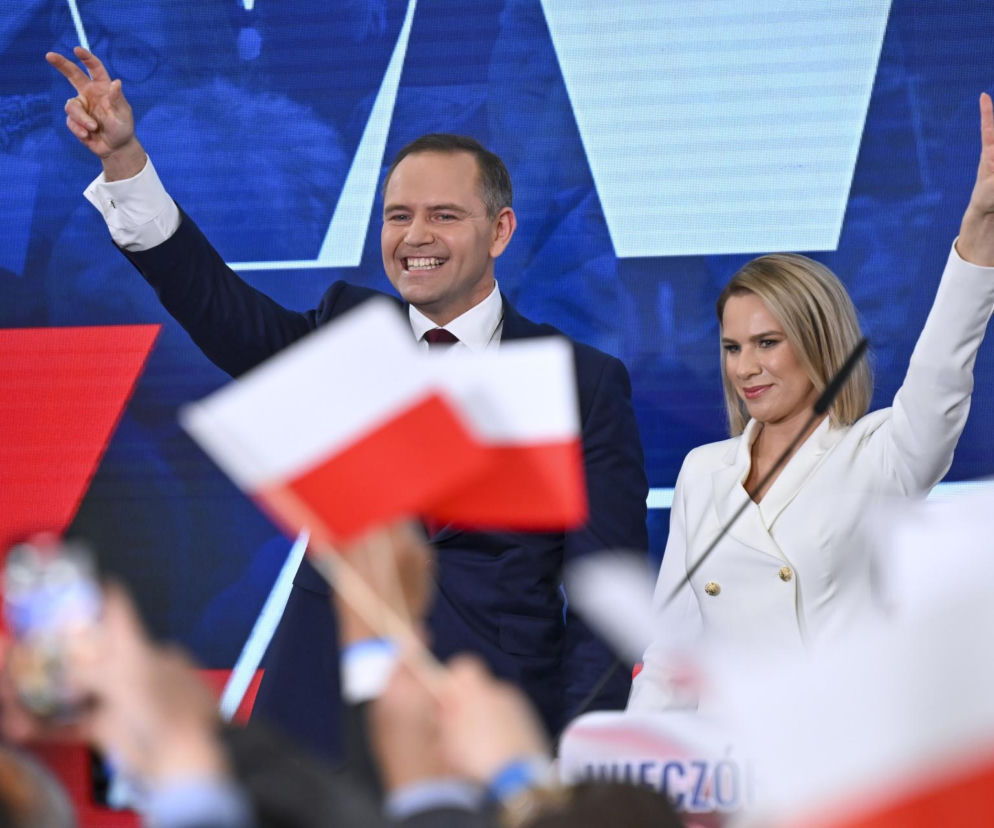 Karol Nawrocki i Marta Nawrocka z podniesionymi rękami w geście zwycięstwa. O ocenach pierwszej damy przeczytasz w SE.
