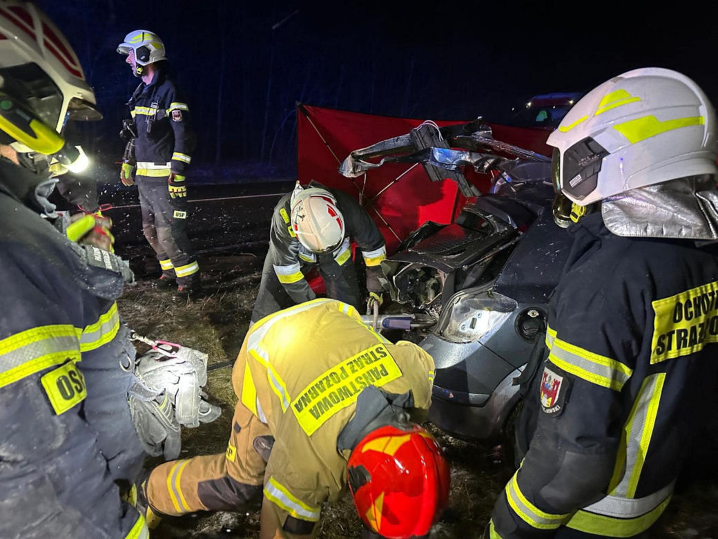 Makabryczny wypadek na DK10. Samochód rozerwany na strzępy. Kierowca nie przeżył