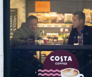 Adam Małysz z przyjacielem na kawie po spotkaniu z Prezydentem