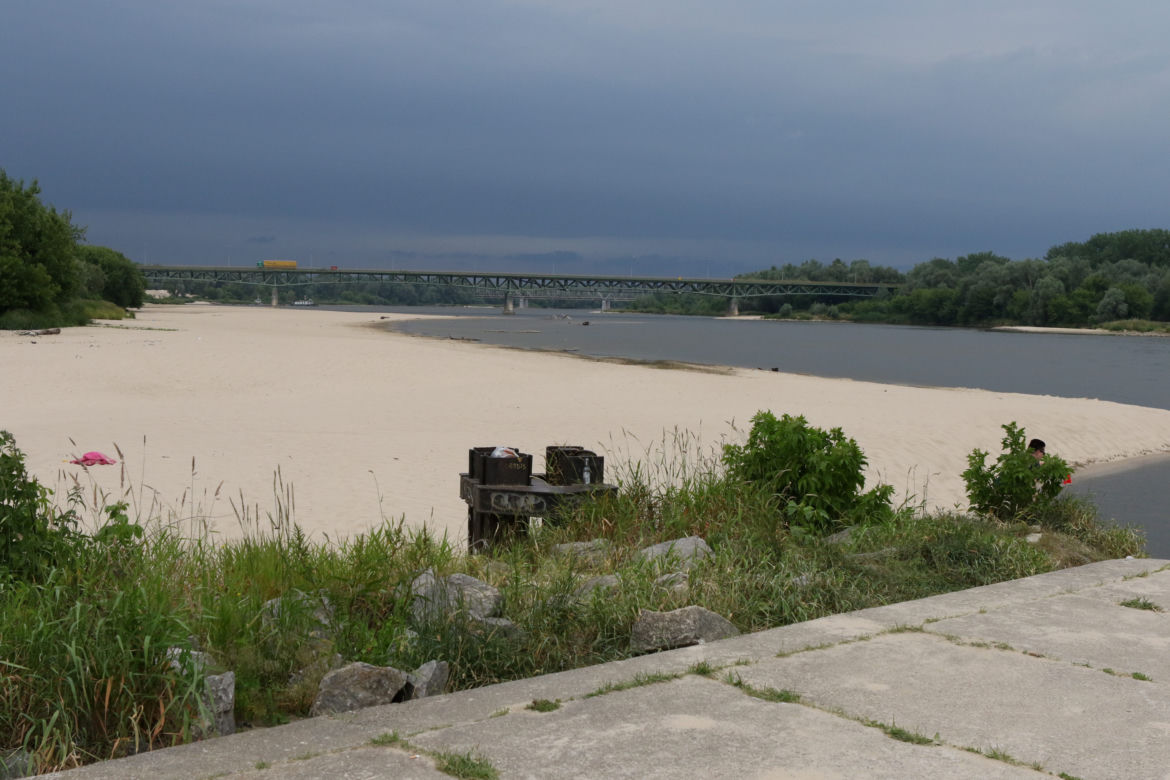 Na plaży w Górze Kalwarii stanął znak zakazu pływania. "Szkoda, że po tragedii"
