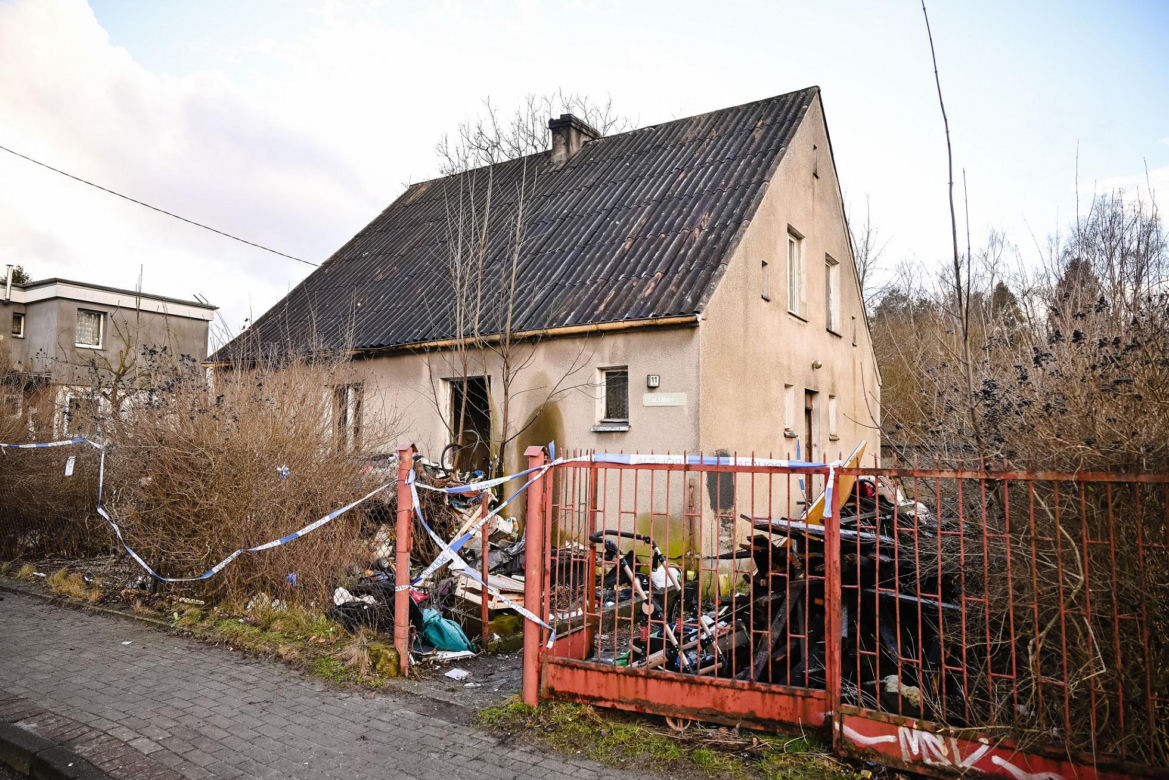Pożar opuszczonego domu w Redzie. To tutaj zginęły trzy osoby. Zdjęcia z miejsca tragedii