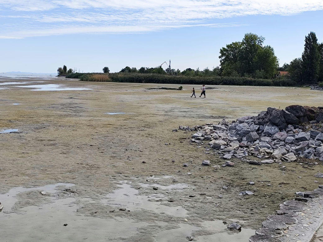 Balaton wysycha i zamienia się w kałużę. Potężne jezioro odsłoniło dno