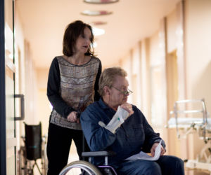 Lekarze 4 sezon odcinek 13 (odc. 52). Gustaw Keller (Daniel Olbrychski), Krystyna (Elżbieta Starostecka)