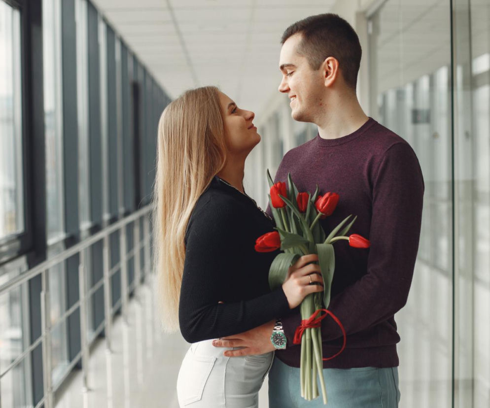 Dzień Kobiet, obchodzony corocznie 8 marca, to święto o bogatej historii i głębokim znaczeniu. To dzień, w którym celebrujemy osiągnięcia kobiet na przestrzeni wieków, walczymy o równouprawnienie i doceniamy ich niezastąpioną rolę w społeczeństwie. Istniej