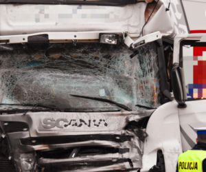 Koszmarny wypadek na S8. Ciężarówka uderzyła w tył autokaru