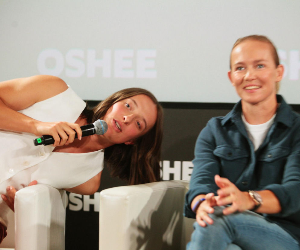 Iga Świątek z mikrofonem i Daria Abramowicz. O meczu Polki z Martą Kostiuk przeczytasz na SE Supersport.
