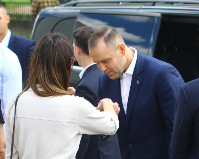 Nawrocki na procesji z rodziną