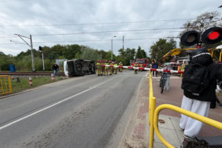 Wypadek na przejeździe pod Warszawą. Zderzenie koparki z osobówką