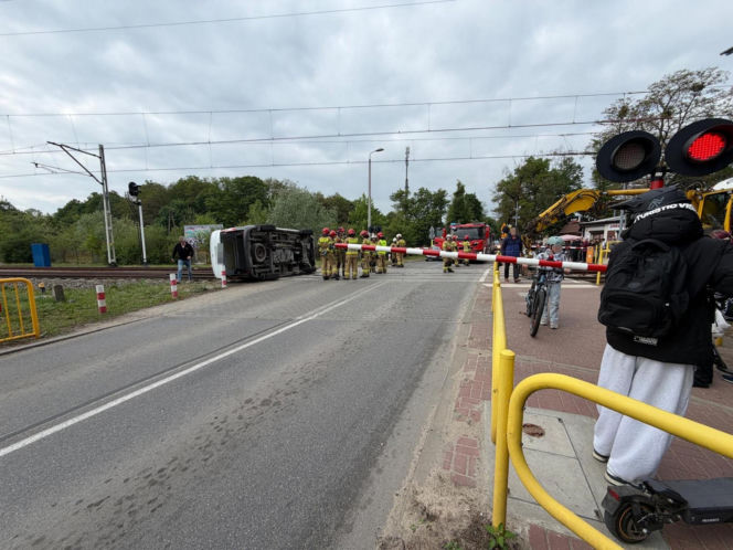 Wypadek na przejeździe pod Warszawą. Zderzenie koparki z osobówką