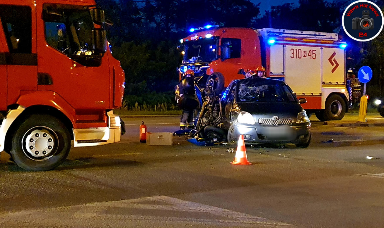 Dramat na Białołęce. Motocykl wbił się w osobówkę