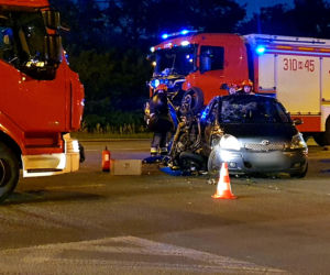Dramat na Białołęce. Motocykl wbił się w osobówkę