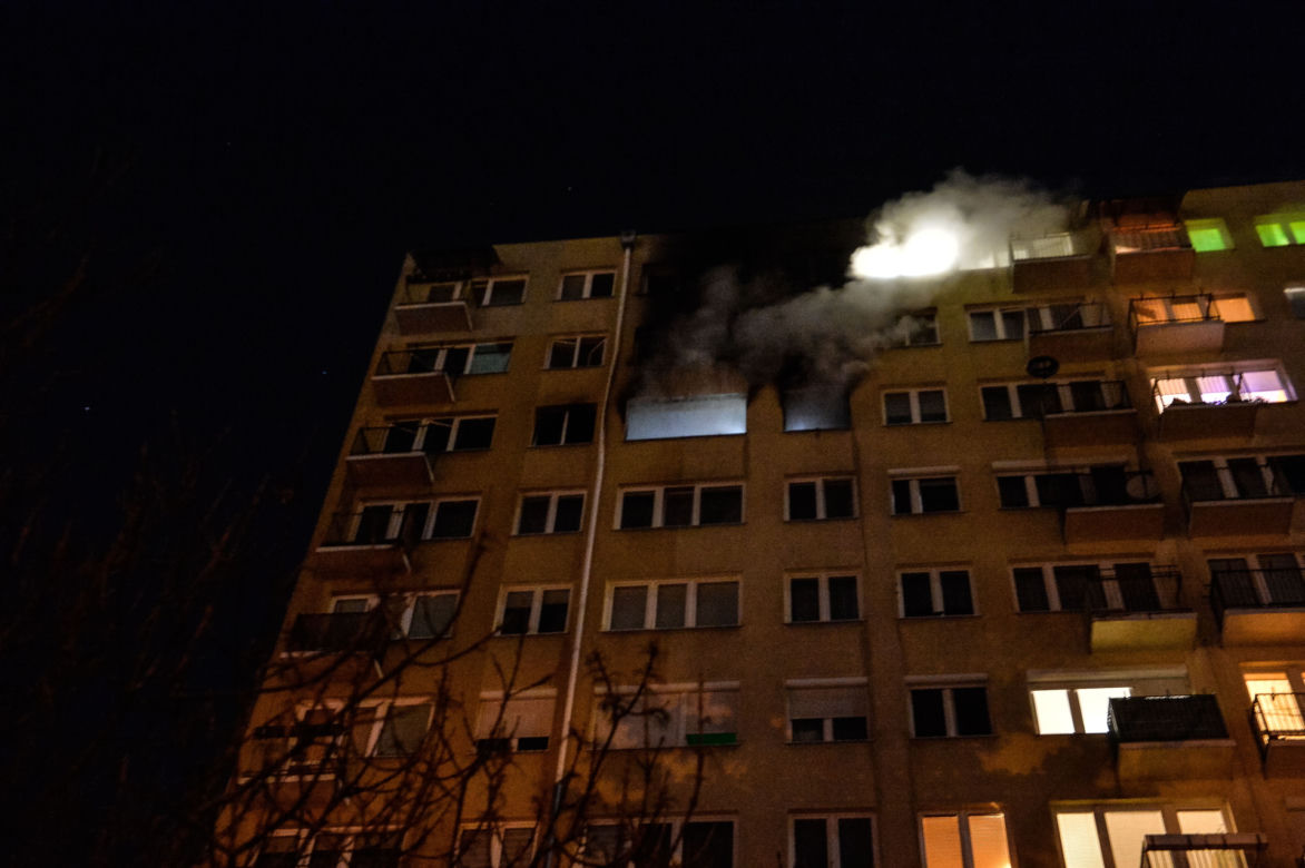 Dramatyczna akcja strażaków w 11-piętrowym wieżowcu na ul. Gagarina