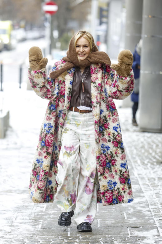 Monika Olejnik jak "babooshka" pod studiem TVN! Kwiaty, chusta i… plakat Warhola za fortunę