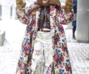 Monika Olejnik jak babooshka pod studiem TVN! Kwiaty, chusta i… plakat Warhola za fortunę