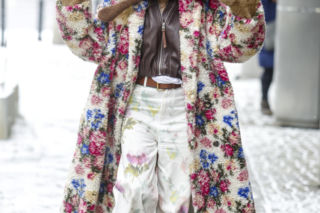 Monika Olejnik jak babooshka pod studiem TVN! Kwiaty, chusta i… plakat Warhola za fortunę