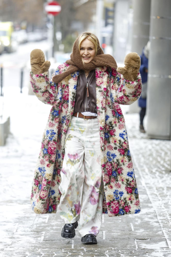 Monika Olejnik jak "babooshka" pod studiem TVN! Kwiaty, chusta i… plakat Warhola za fortunę