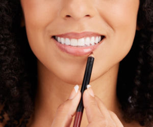 Zapomnij o ciemnej szmince. Ten prosty trik z kredką w pół minuty optycznie powiększy twoje usta 