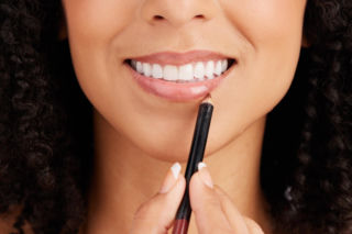 Zapomnij o ciemnej szmince. Ten prosty trik z kredką w pół minuty optycznie powiększy twoje usta 