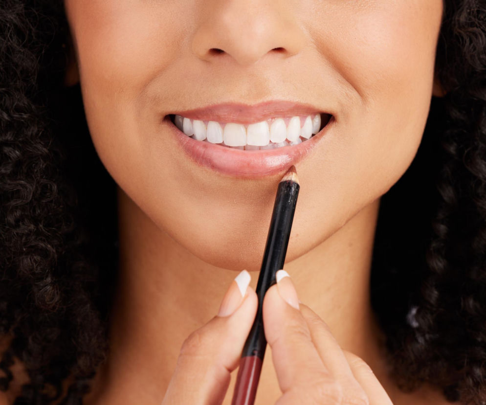 Zapomnij o ciemnej szmince. Ten prosty trik z kredką w pół minuty optycznie powiększy twoje usta