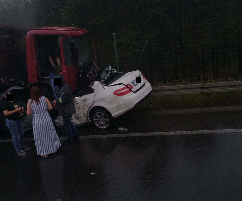 Wasilków. Osobówka zderzyła się czołowo z ciężarówką. Kierowca nie miał szans na przeżycie