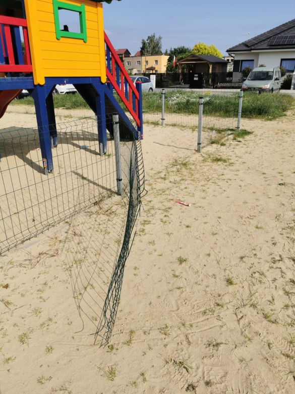 Grasowali po placach zabaw w Lesznie. Przy jednym zniszczyli ogrodzenie, na drugim huśtawkę