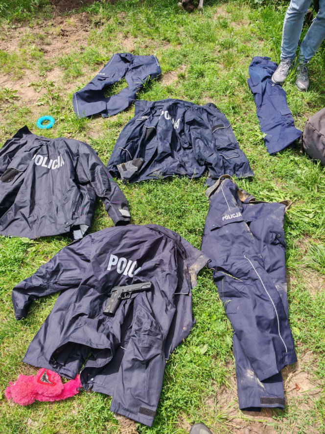Małżeństwo z Pragi zatrzymane. W mieszkaniu 7 kg narkotyków. Mieli repliki broni i mundury