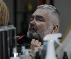 Karol Karski przyciął brwi i pojechał nad wodę
