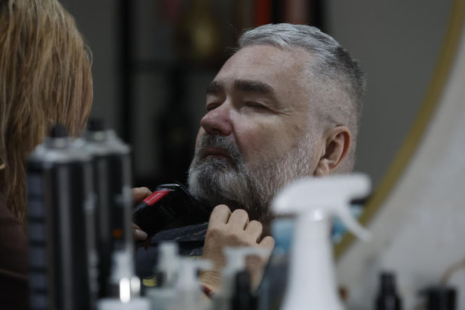 Karol Karski przyciął brwi i pojechał nad wodę