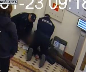 Dramatyczne sceny w sądzie we Wrocławiu. Policjanci walczyli o życie mężczyzny