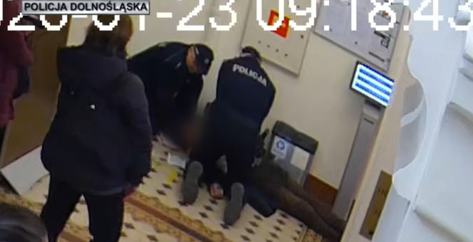 Dramatyczne sceny w sądzie we Wrocławiu. Policjanci walczyli o życie mężczyzny
