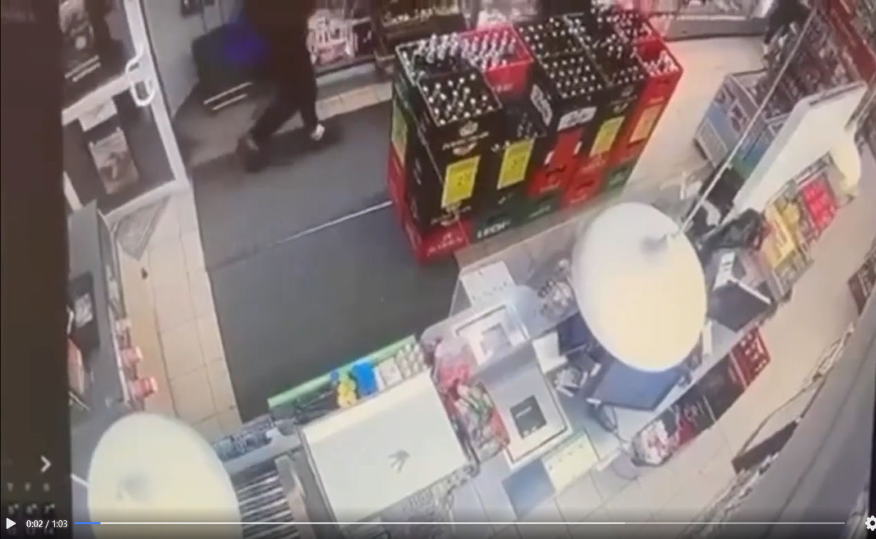 Jest nagranie z krwawego napadu na sklep w Kobyłce. W ruch poszedł nóż [WIDEO]