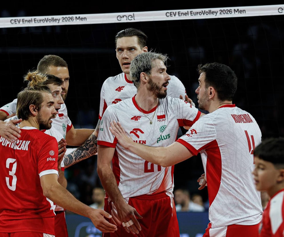 Polscy siatkarze w biało-czerwonych strojach rozmawiają na boisku pod siatką. O drabince ME przeczytasz na SE Supersport.