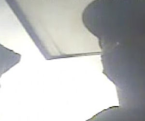 Poznań: Podejrzane nakładki na klawiaturze bankomatu. Policja szuka tych mężczyzn 