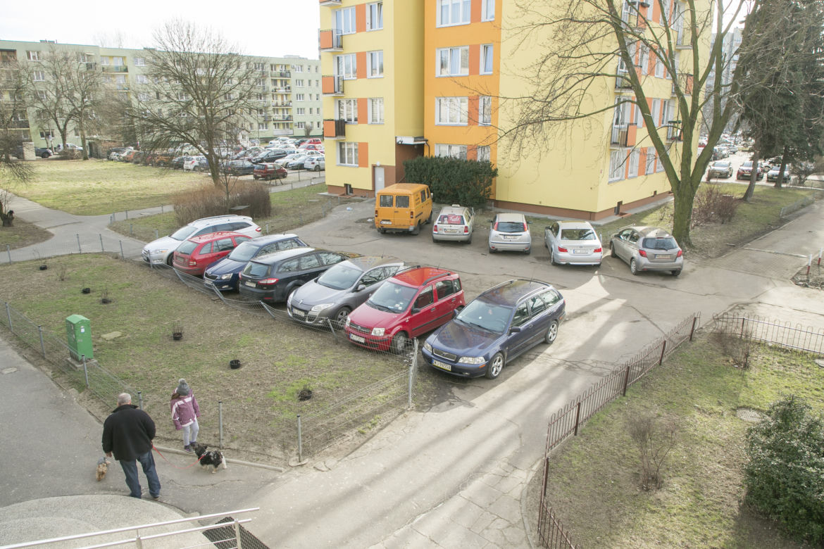 Słoikami rzucali w samochody