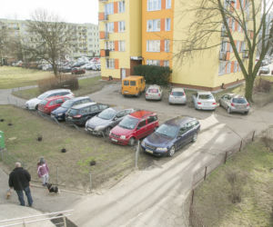 Słoikami rzucali w samochody