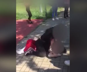 Bójka uczennic przed szkołą w Częstochowie. Przeproś k***a, bo w ryj dostaniesz! W tle śmiech