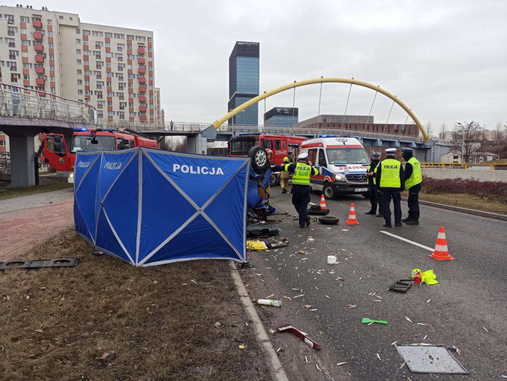 Wypadek w Katowicach. Samochód dachował na Roździeńskiego [ZDJĘCIA]