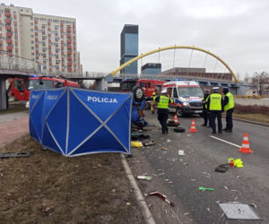 Wypadek w Katowicach. Samochód dachował na Roździeńskiego [ZDJĘCIA]