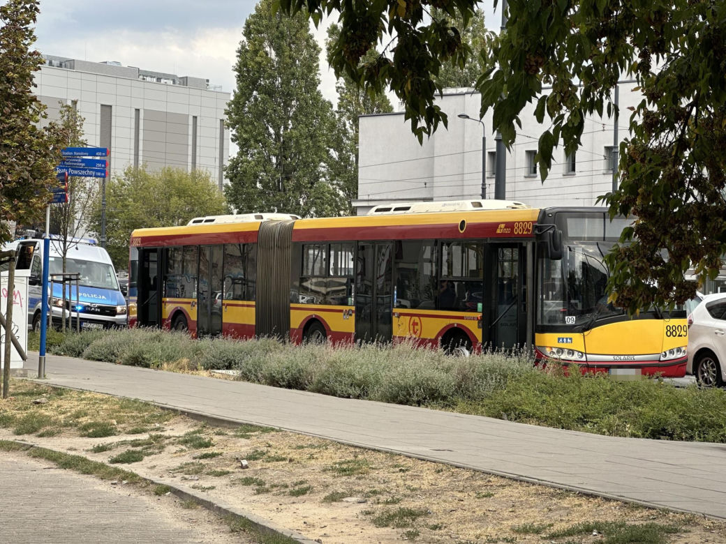  4-latka ciągnięta przez autobus miejski. 