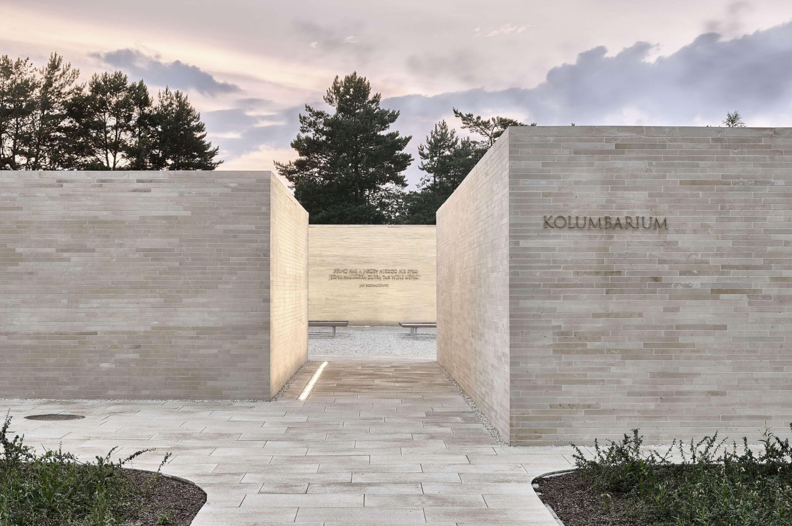 Zespół kolumbariów na cmentarzu komunalnym w Radomiu