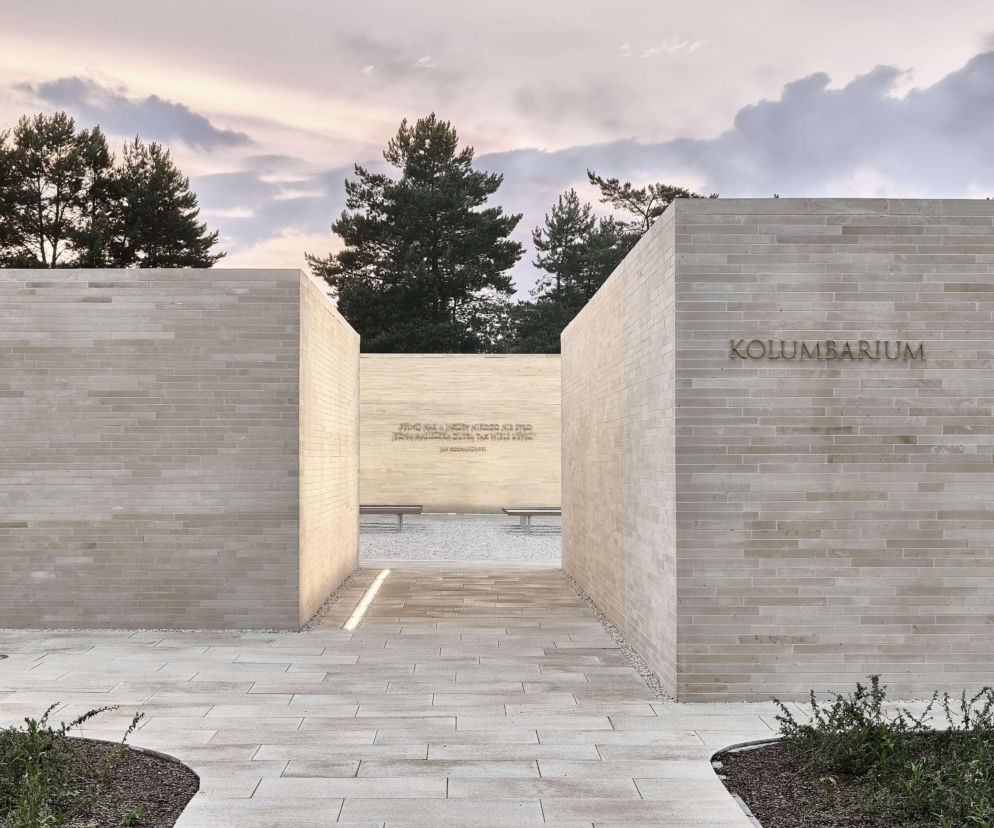 Zespół kolumbariów na Cmentarzu Komunalnym w Radomiu zaprojektowany przez BDR Architekci. Architektura przestrzeni pamięci, gdzie kamienne mury z piaskowca tworzą intymne dziedzińce, z napisem KOLUMBARIUM na jednej ze ścian. O tej i innych architekturach przeczytasz na Architektura Murator Plus.